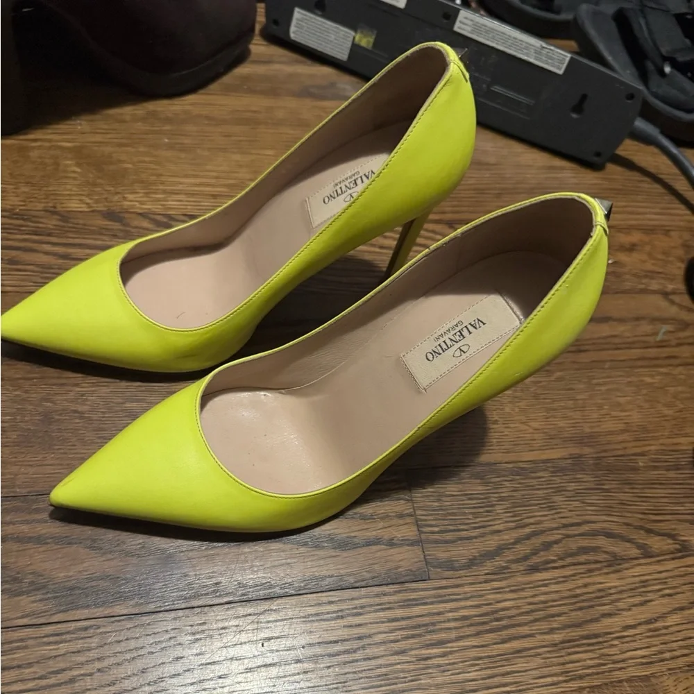 Valentino rockstud heels. Yellow/lime neon - Picture 1 of 13